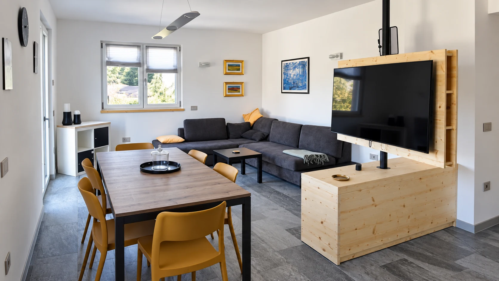 Zona living luminosa di Cà del Poz con tavolo, divano e TV